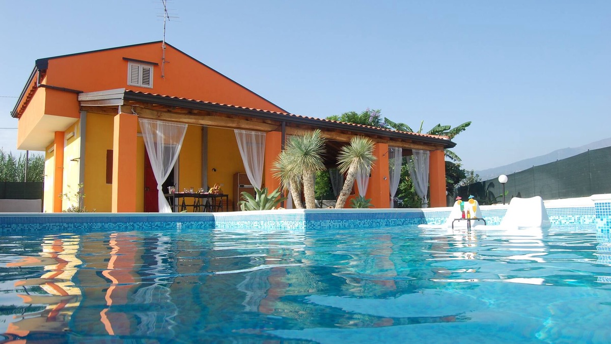 Fondachello House | Villa with swimming pool 80 meters from the sea.