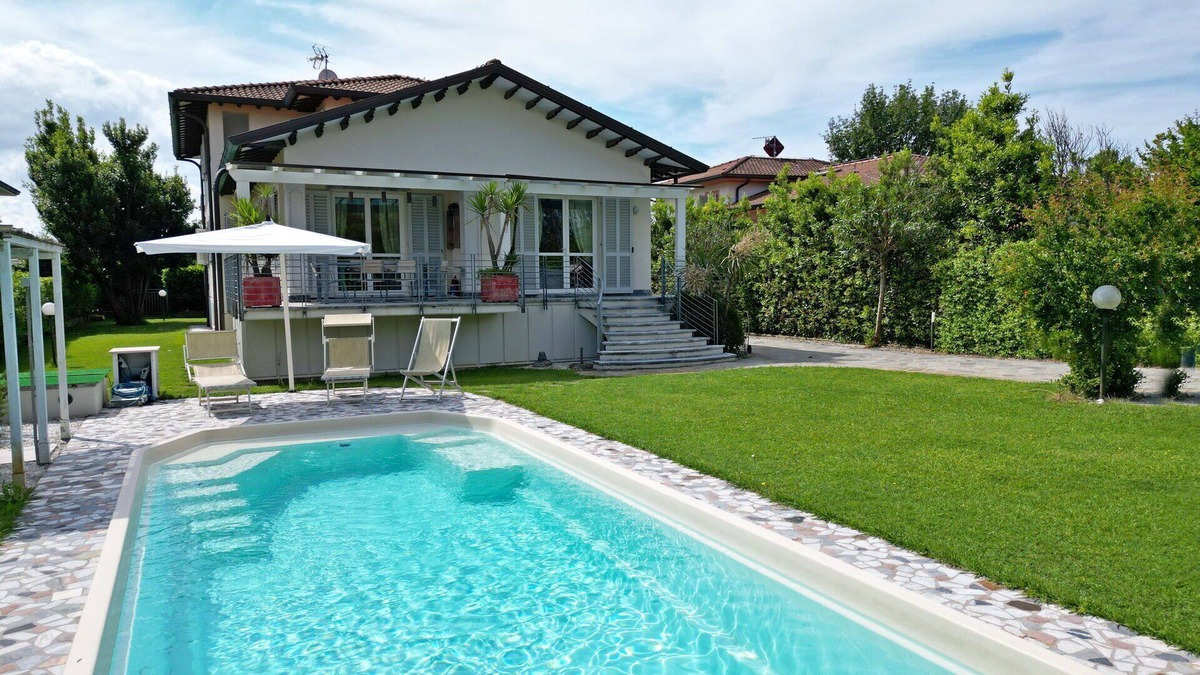 Marina di Pietrasanta Villa | Villa with Pool near Sea, A/C, Garden