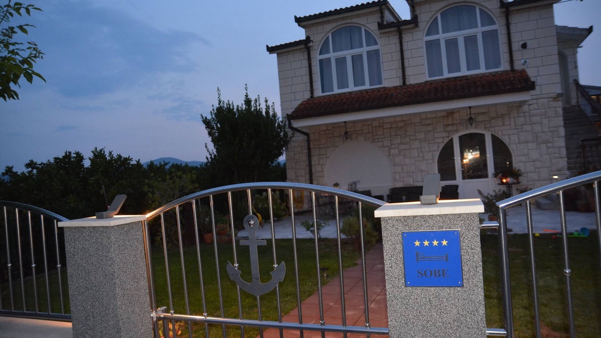 Ploce House | VILLA with 3 luxory rooms for rent with kitchen and laundry. on the main road.