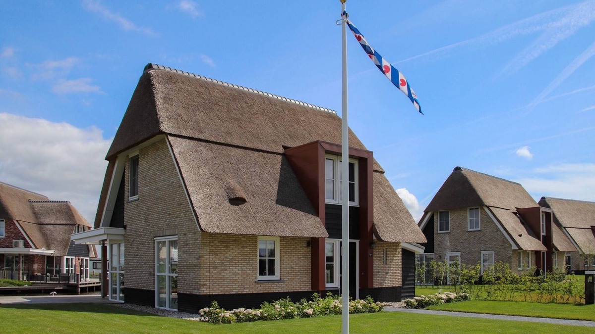 Delfstrahuizen Villa | Villa with a sauna in Tjeukemeer