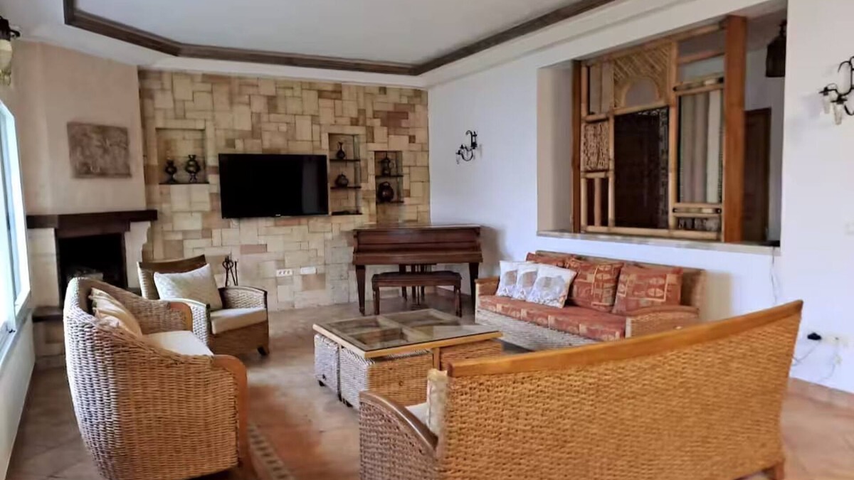 Sidi Mahrsi Villa | Villa with bougainvillea