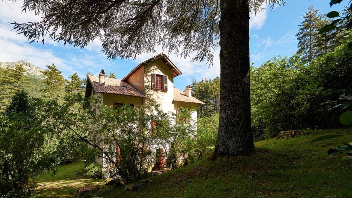Vizzavone House | VILLA with character. early 1900s family home. quiet and serene.