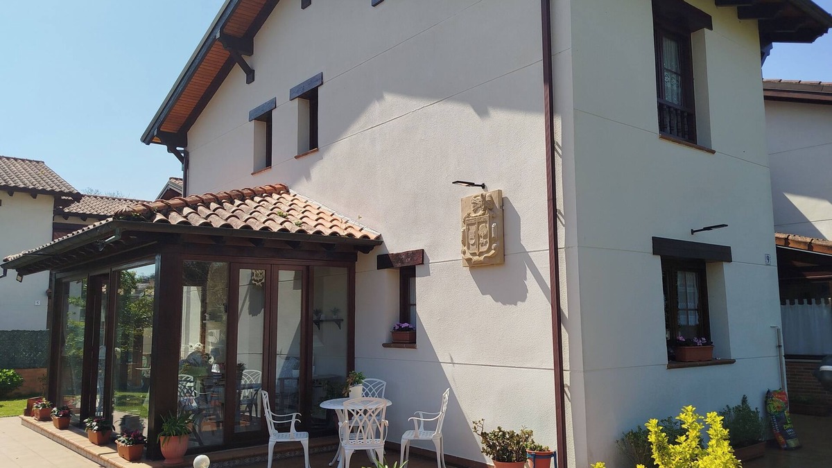 Santa Maria de Cayon Cottage | Villa with large garden next to the park Cabárceno