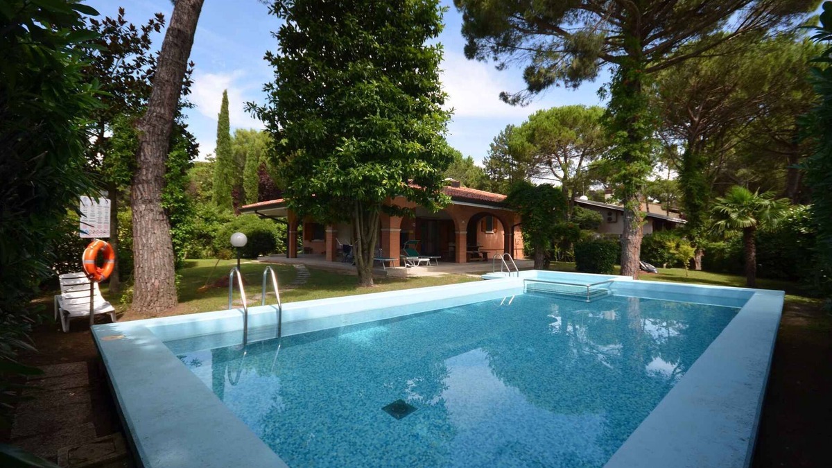 Lignano Riviera Villa | Villa with garden and pool