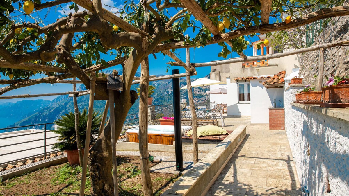 Nocelle Villa | Villa with heated Jacuzzi and garden