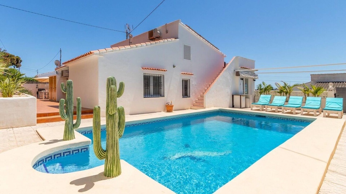 Urbanitzacio la Fustera Villa | Villa with HEATED private pool, 500m from beach, sea view, petanque, CAR CHARGER