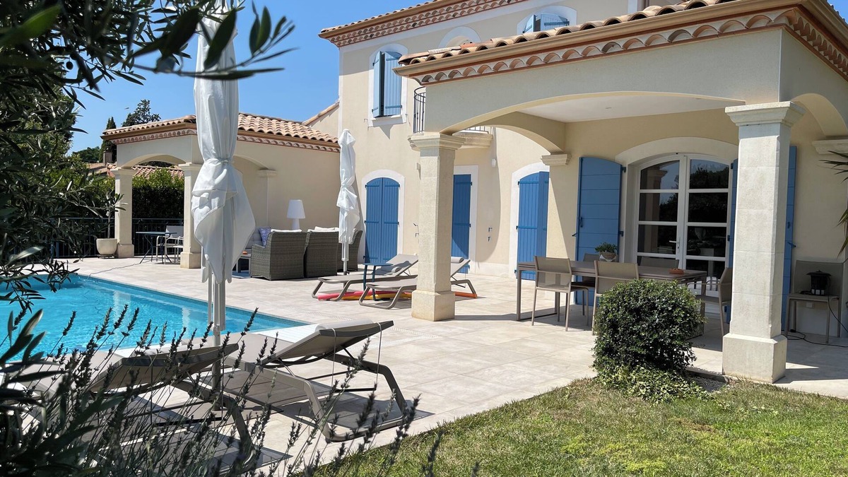Cournonsec Villa | Villa with infinity pool, 15 minutes from the sea!