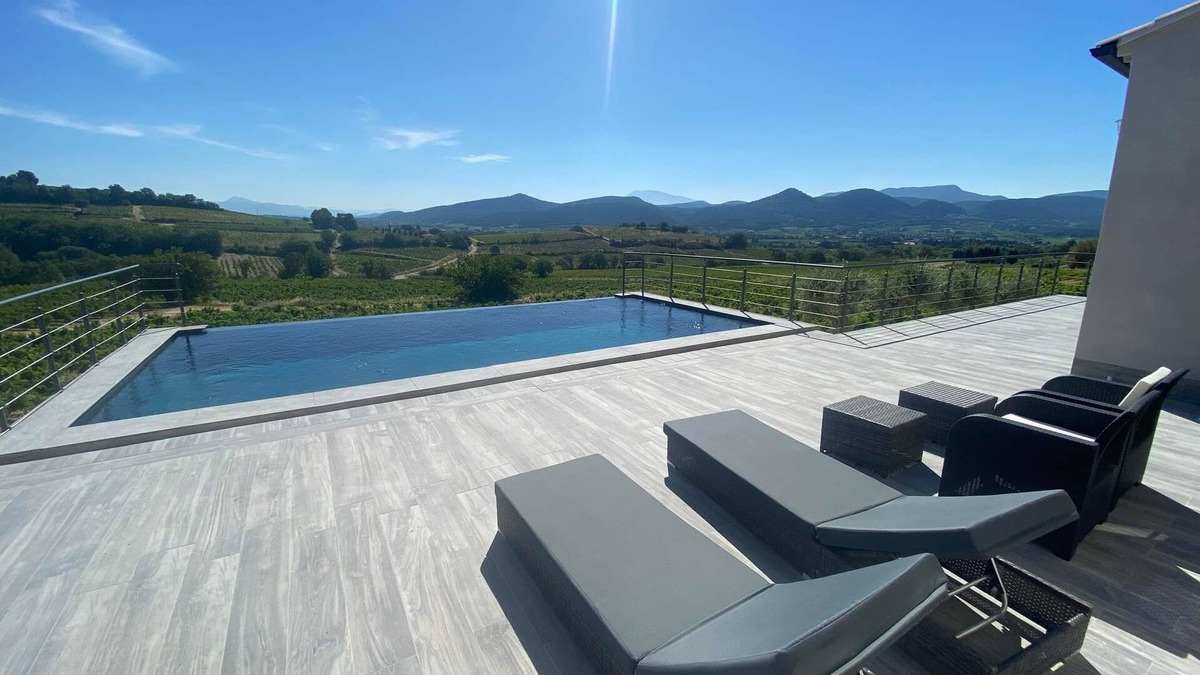 Rasteau Villa | Villa with Infinity Pool and Stunning Views in Provence