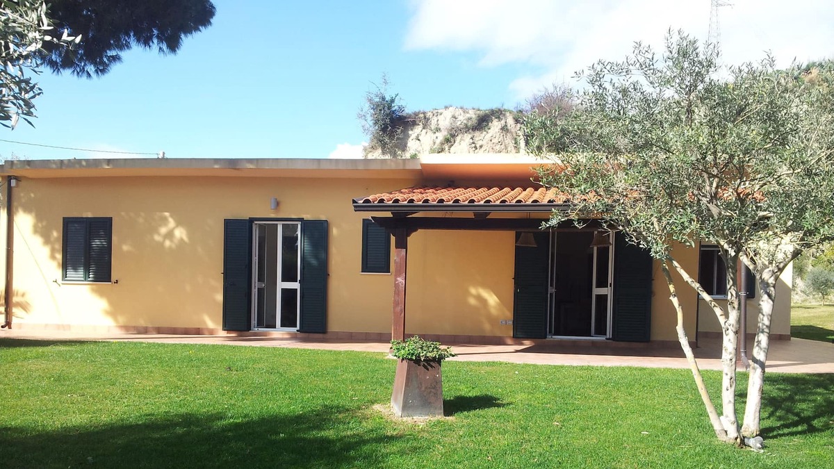 Roccella Jonica Villa | Villa with large garden overlooking the castle, the sea and the countryside