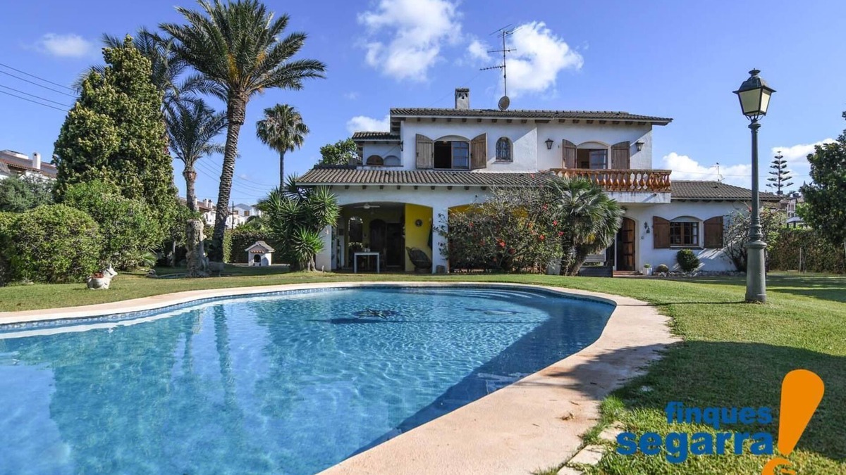 El Roc de Sant Gaieta House | Villa with large garden and pool, next to the beach