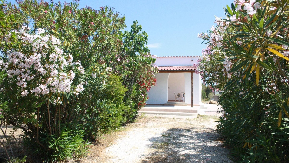 Orosei Villa | Villa with large garden bordering Bidderosa park