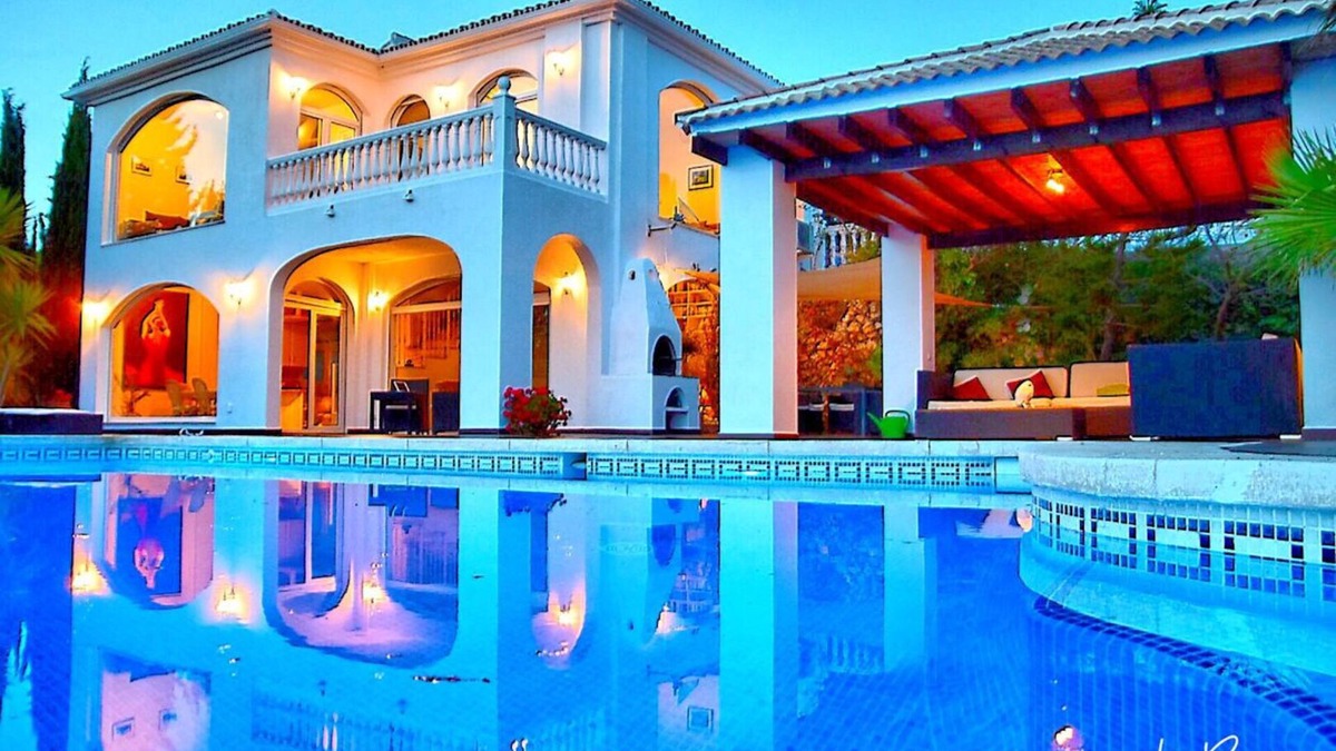 Moclinejo Villa | Villa with magnificent sea and mountain views and heated pool
