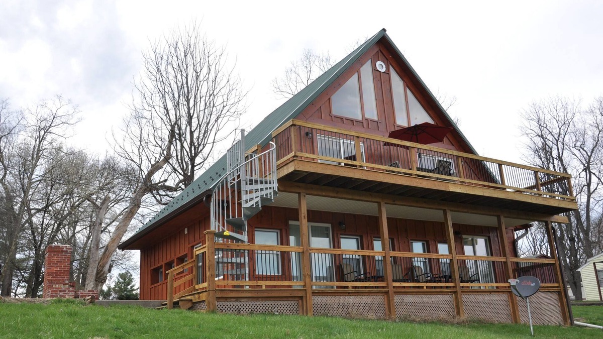 Frederick Villa | Villa with Majestic Views of Monocacy River. Sleeps 5, 2 Bath, Full Kitchen