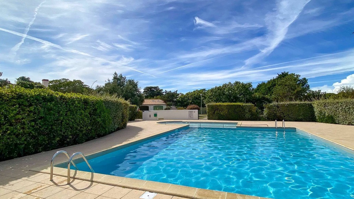 La Couarde-sur-Mer House | Villa with pool, tennis court, bowling alley