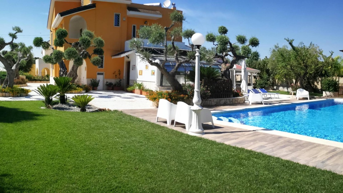 Castellana Grotte Villa | Villa with pool in Castellana Grotte