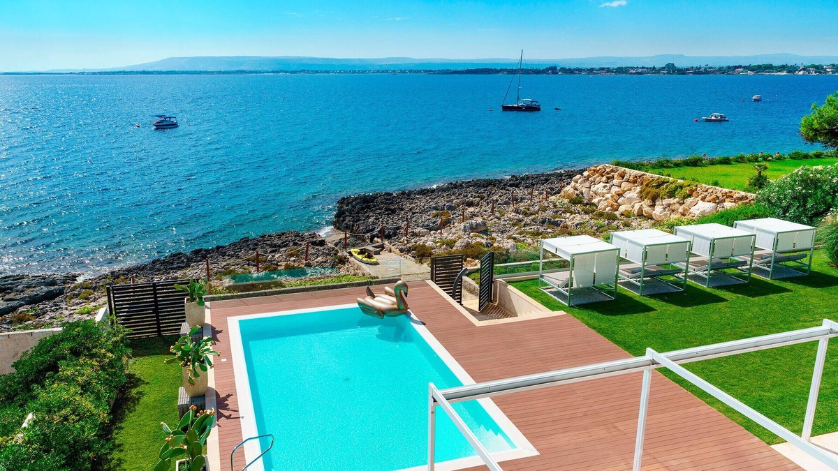 Plemmirio Villa | Villa with pool and direct access to the rocks below in Siracusa, Sicily
