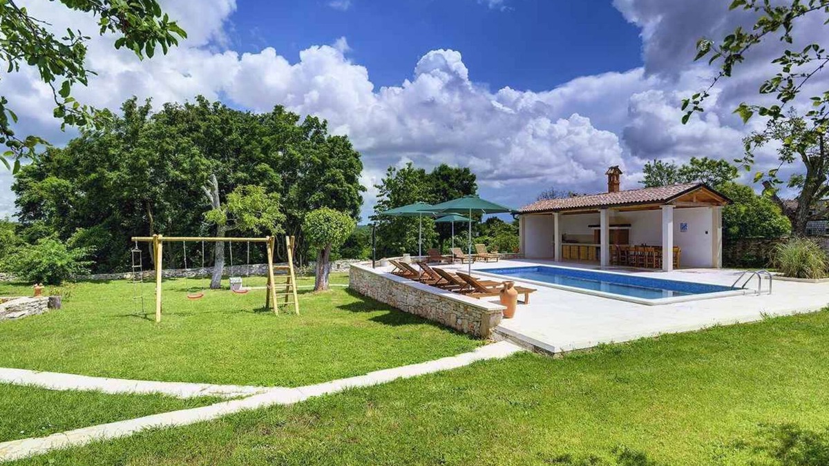 Rojnici Villa | Villa with pool and volleyball court