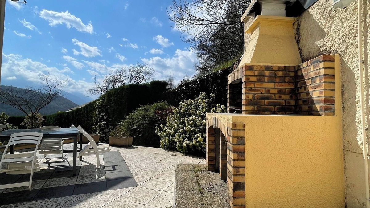 Ayzac-Ost Bed & Breakfast | Villa with pool facing the mountains