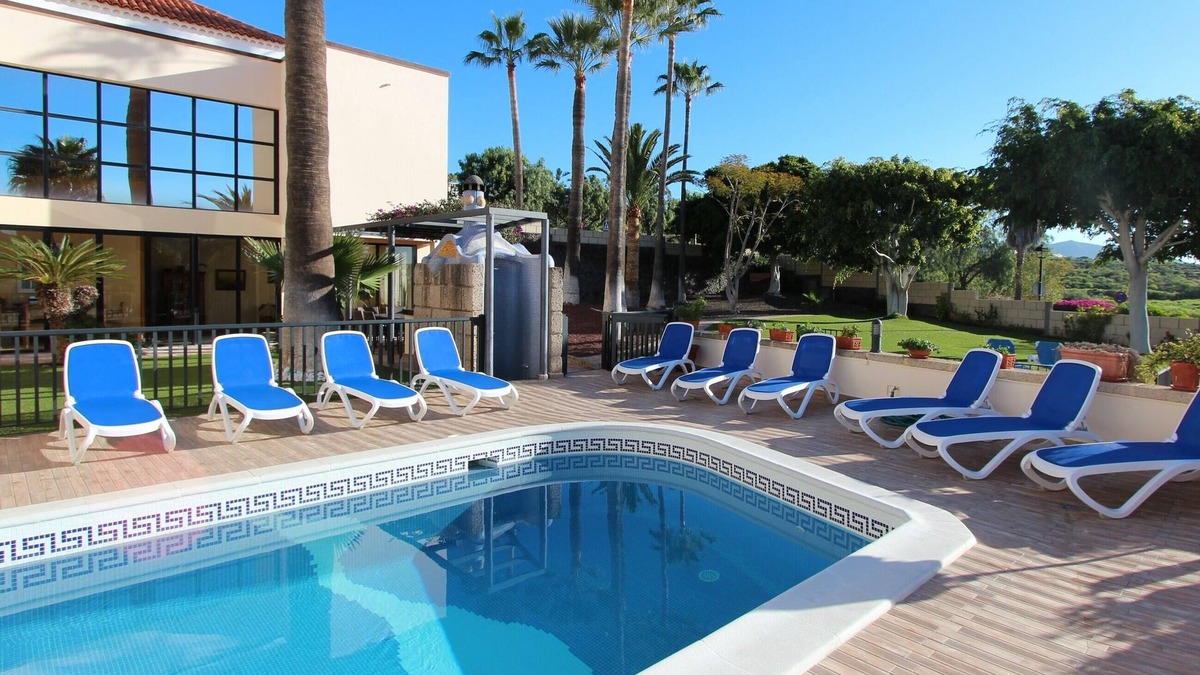 Chayofa Villa | Villa with pool for exclusive group holiday under palm trees