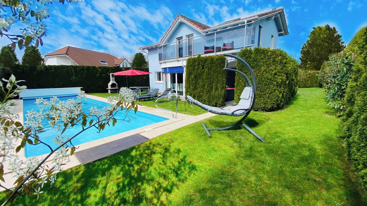 Dottikon House | Villa with Pool: Leon’s Holiday Homes