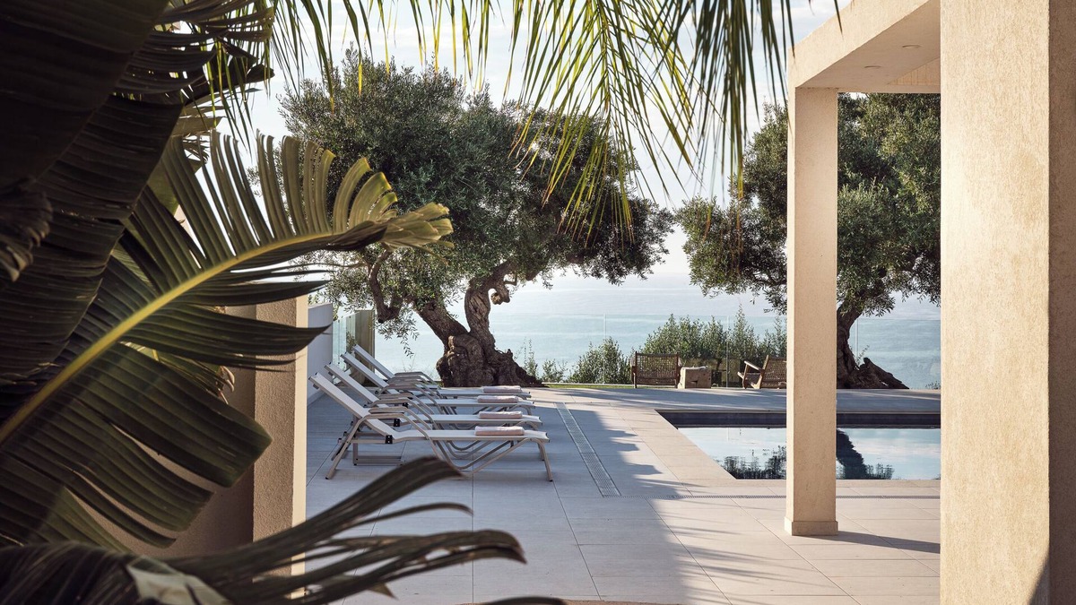 Akrotiri Villa | Villa with pool on the edge of the hill