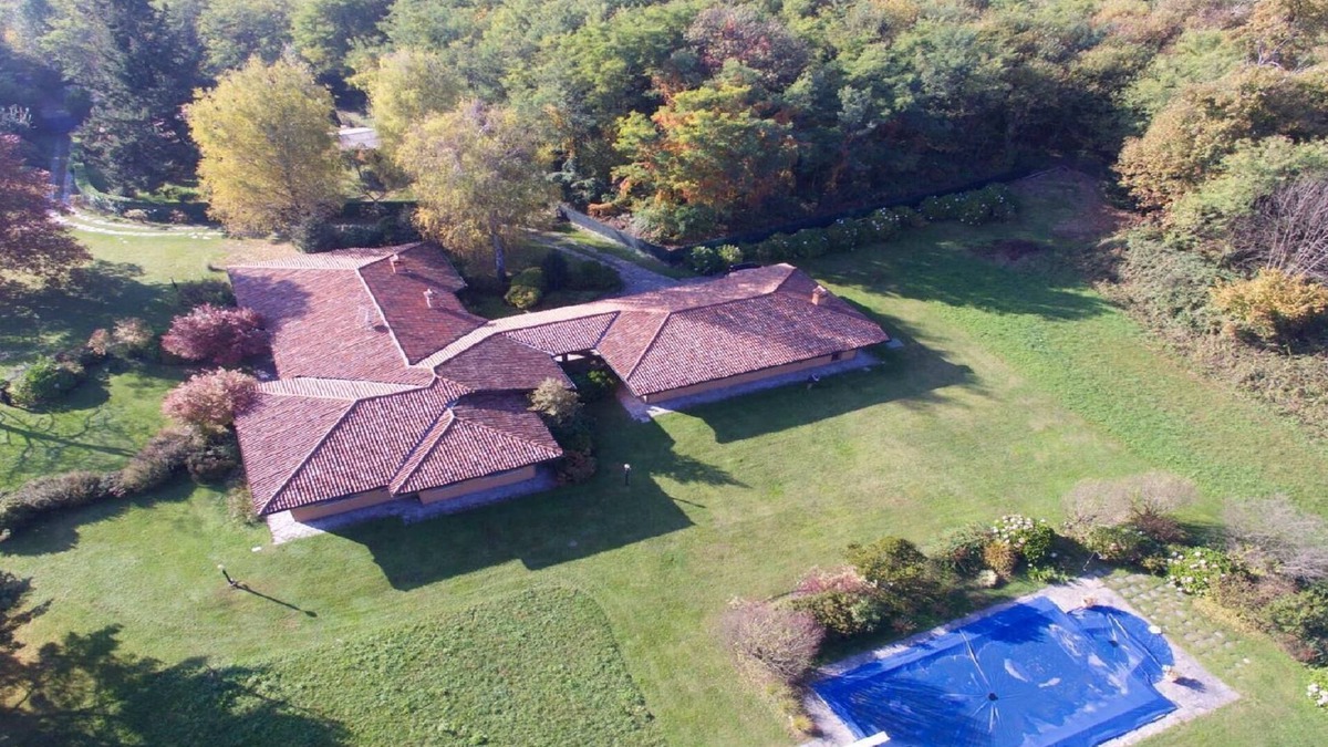 Vergiate House | Villa with pool,woods and garden