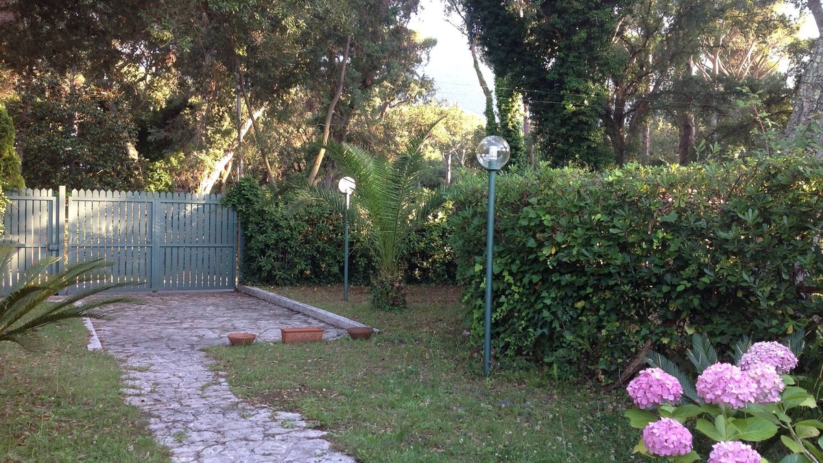 Sabaudia Villa | VILLA WITH PRIVATE GARDEN IN THE PARK OF CIRCEO OVERLOOKING THE LAKE SABAUDIA