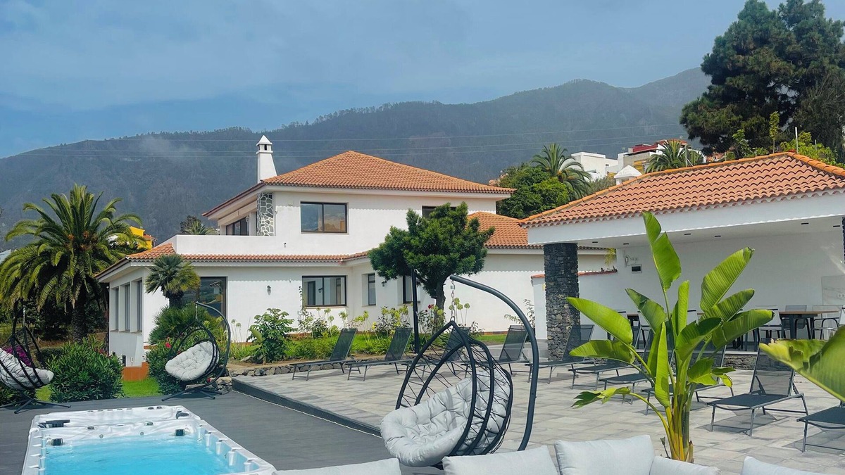 Montijos Villa | Villa with private 2bed floor level - spa facilities, heated jacuzzi & BBQ area