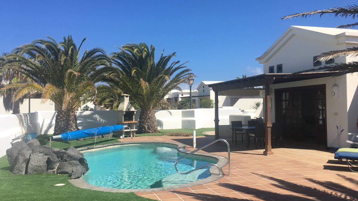 Montana Roja Villa | Villa With Private Heated Pool 2 Minute Walk To Local Amenities and Coastal Path