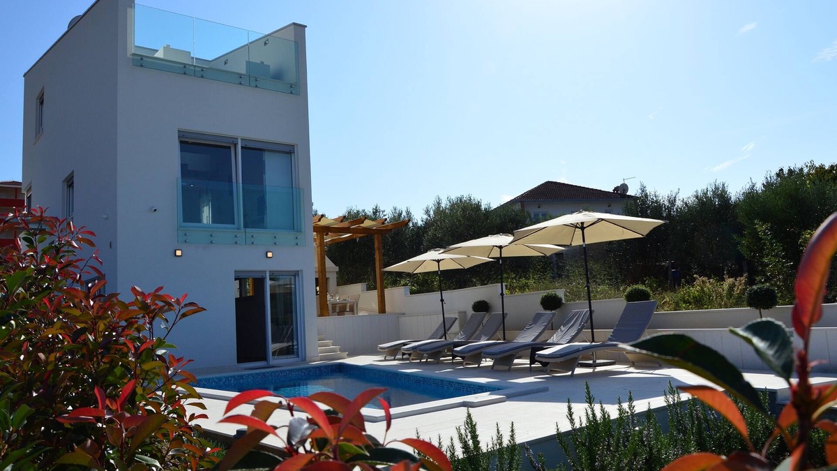 Okrug Gornji Villa | 'Villa With Private Pool And Sea Views - Villa Leona