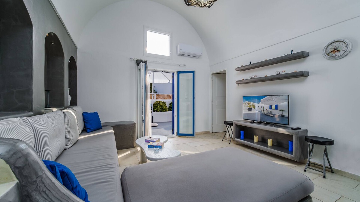 Fira Boat Rental | Villa with private jaccuzi at the center of Fira Town