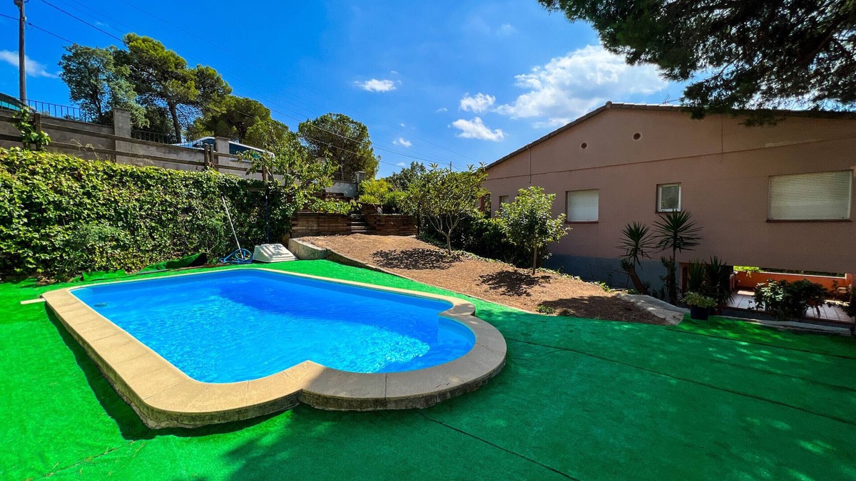 Tordera Ski Chalet | Villa with private pool, wifi, barbecue, outdoor dining area. capacity 9 pax. Vivalidays Gala.