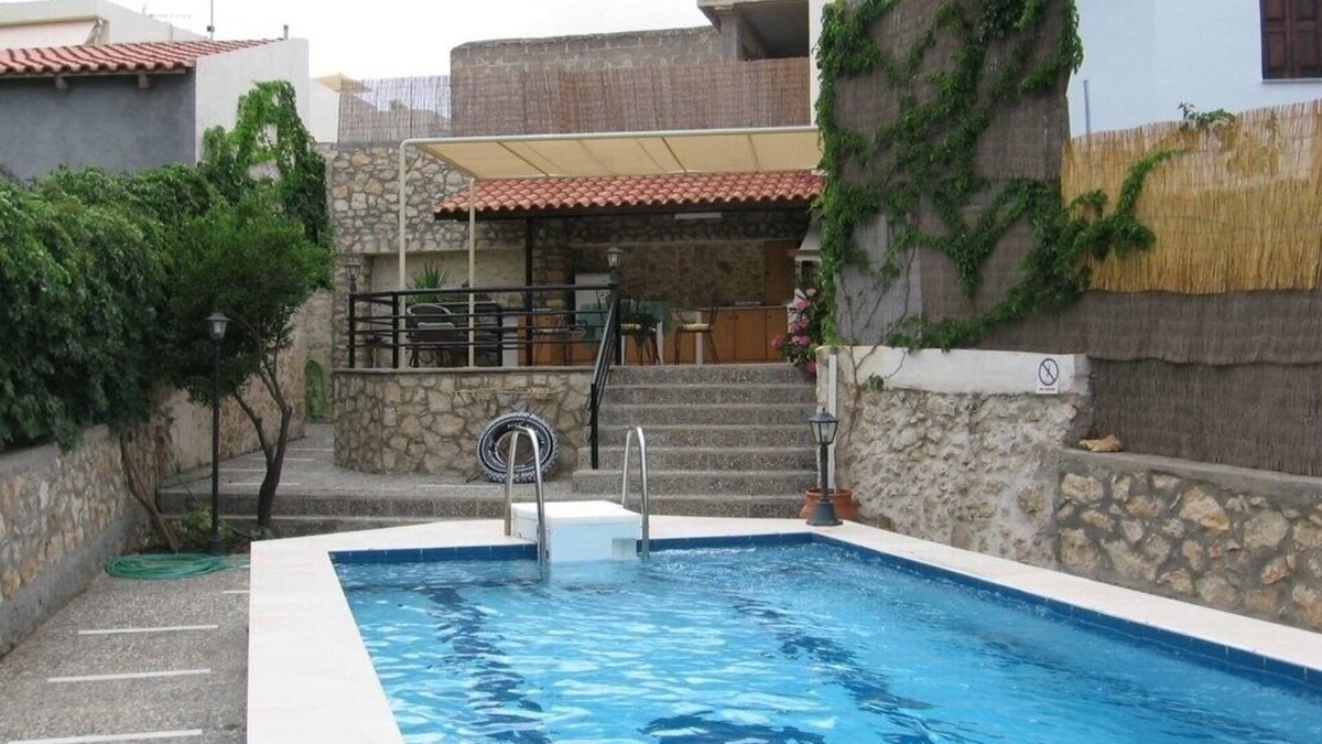 Prines Villa | Villa with private pool garden and BBQ at quiet Cretan village just outside city