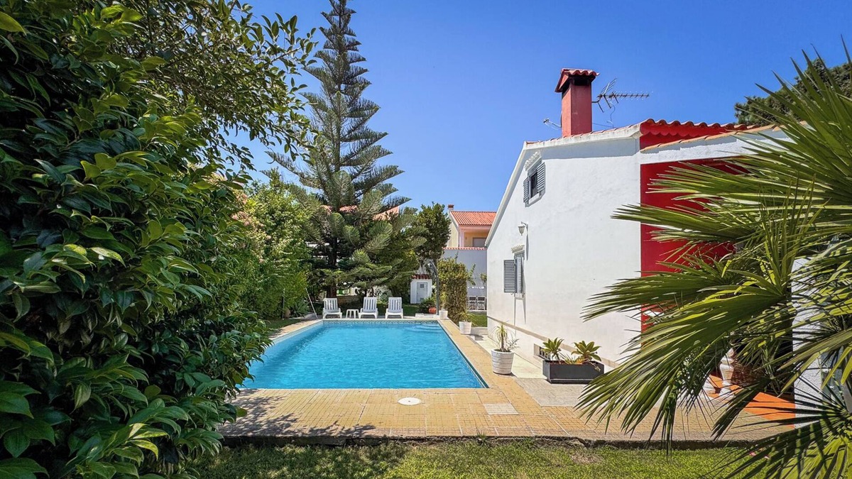 Corroios Villa | Villa with private pool & enchanting garden | beach & golf 5mins | Lisbon 20mins