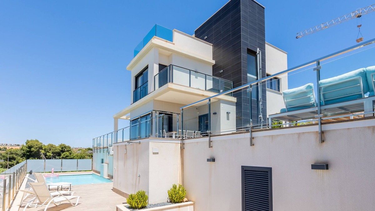 Orihuela Costa Ski Chalet | Villa with private swimming pool close to the sea