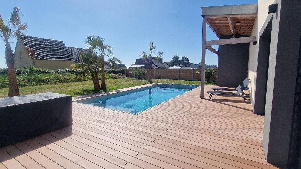 Bretteville-sur-Ay Villa | Villa With Swimming Pool and Jacuzzi 50 Meters From the Sea