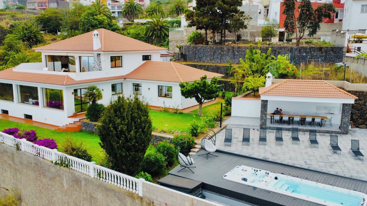 Montijos Villa | Villa with spa facilities(sauna, floating tank)&outdoor heated jacuzzi with BBQ