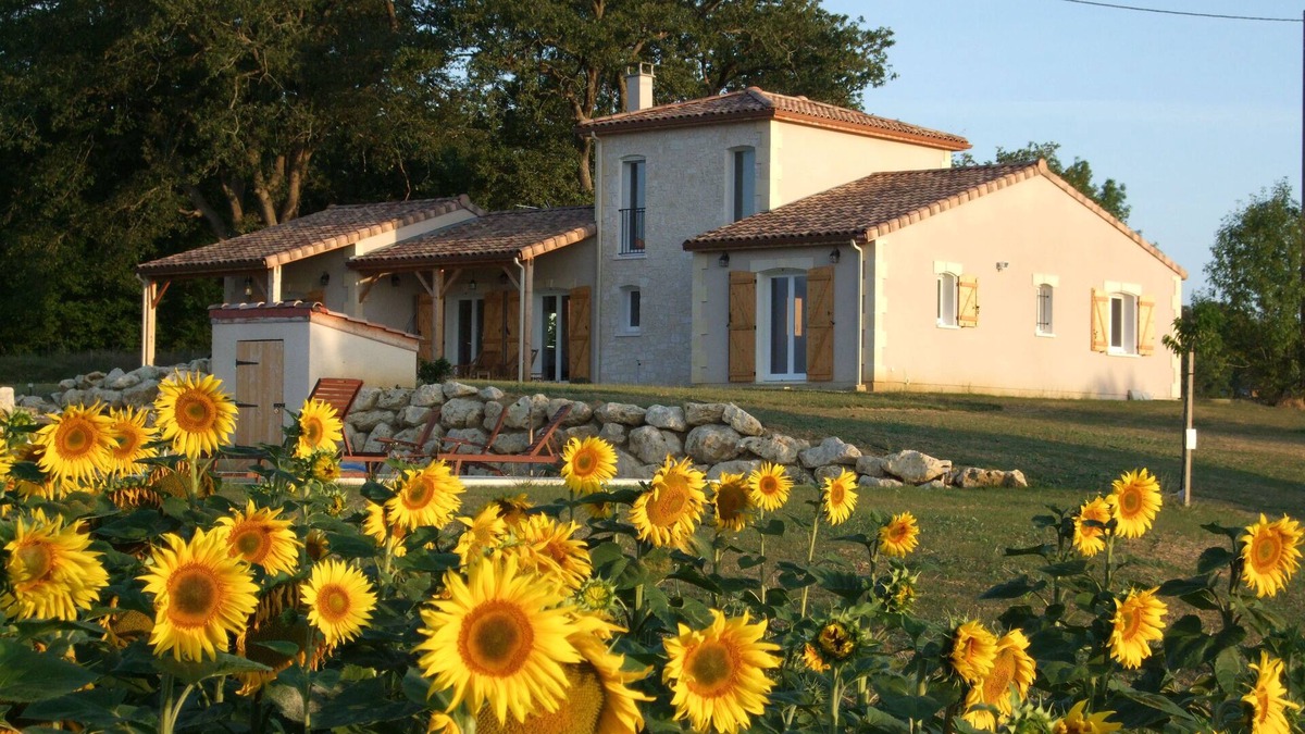 Bezolles House | Villa with Stunning Views, Pool and Fast WiFi