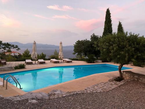 Theologos House | Villa with swimming pool and tennis/basketball court