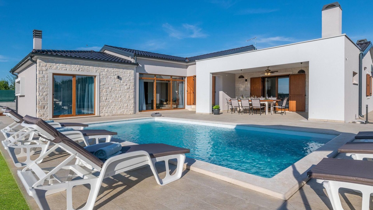 Peroj House | Villa with swimming pool, 500 m from the sea, TOP LOCATION, barbecue, washing machine, dishwasher