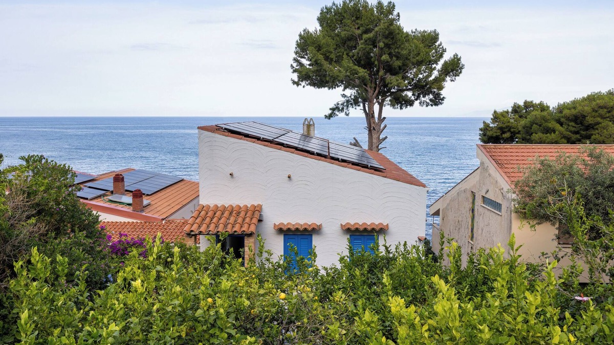 Capo Zafferano Villa | Villa with terrace 10 meters from the sea on the Capo Zafferano golf course.