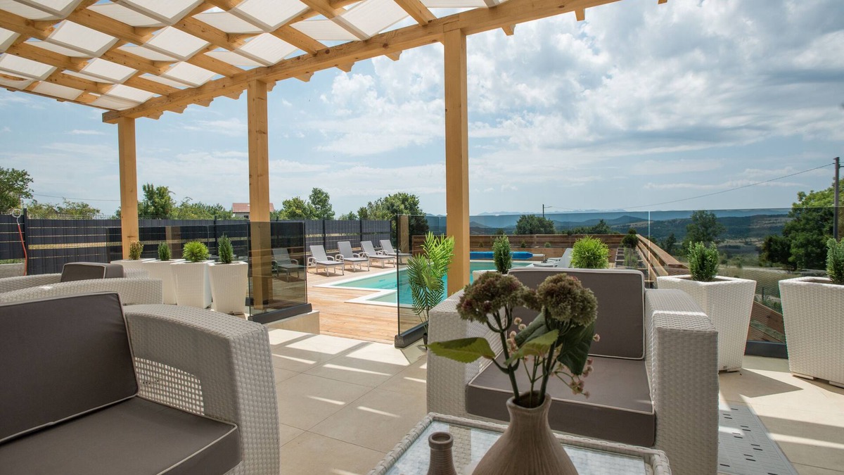 Udbina Villa | Villa with TWO pools