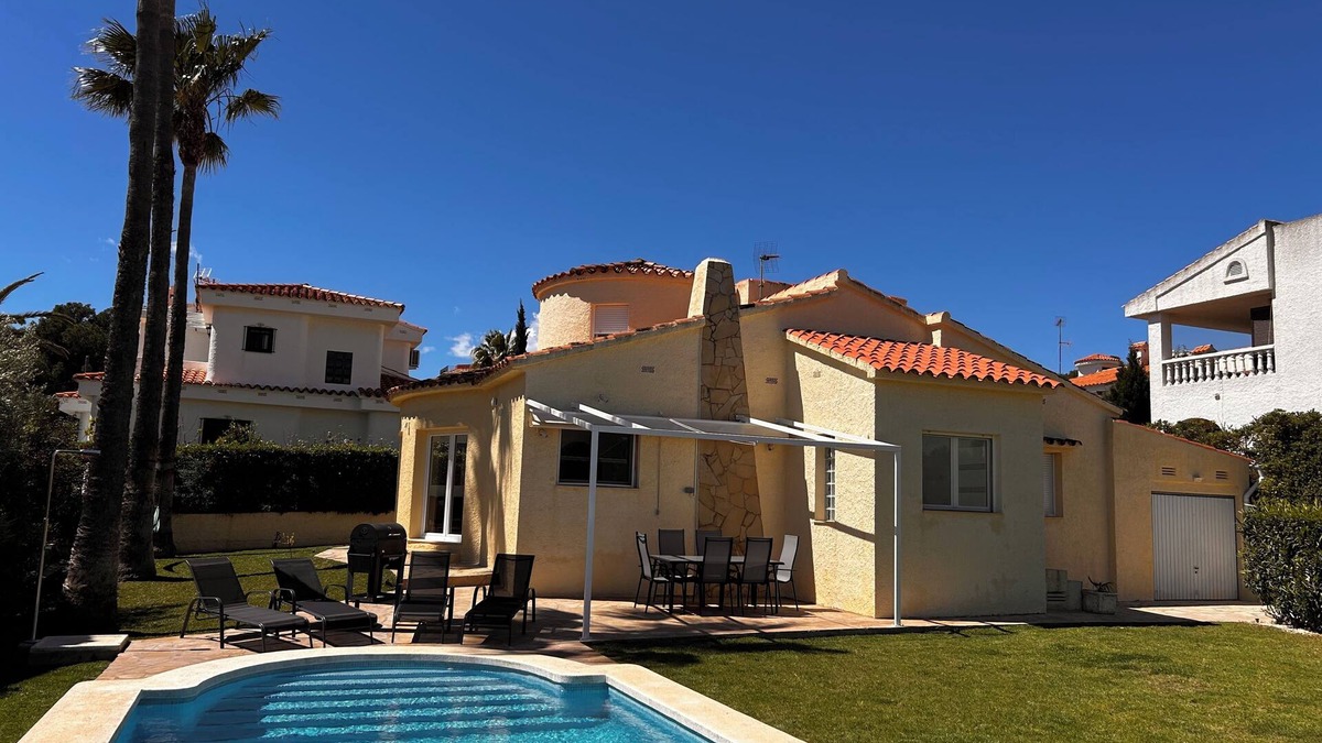 Alcossebre Villa | Villa with WiFi, airco and Private Pool in Beautiful Garden