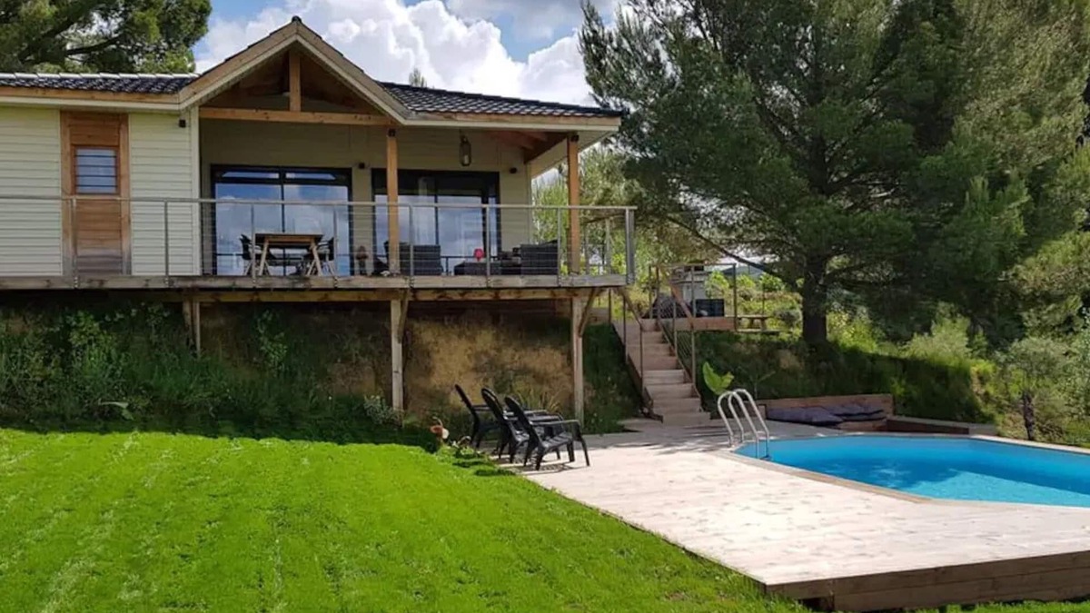 Plaissan Villa | Villa wood Lodge terrace pilotis, swimming pool, exceptional view vineyards, classified 3*.