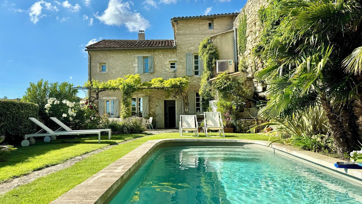 Gordes House | Villa Yolanda, in the heart of the village of Gordes, pool & breathtaking views.