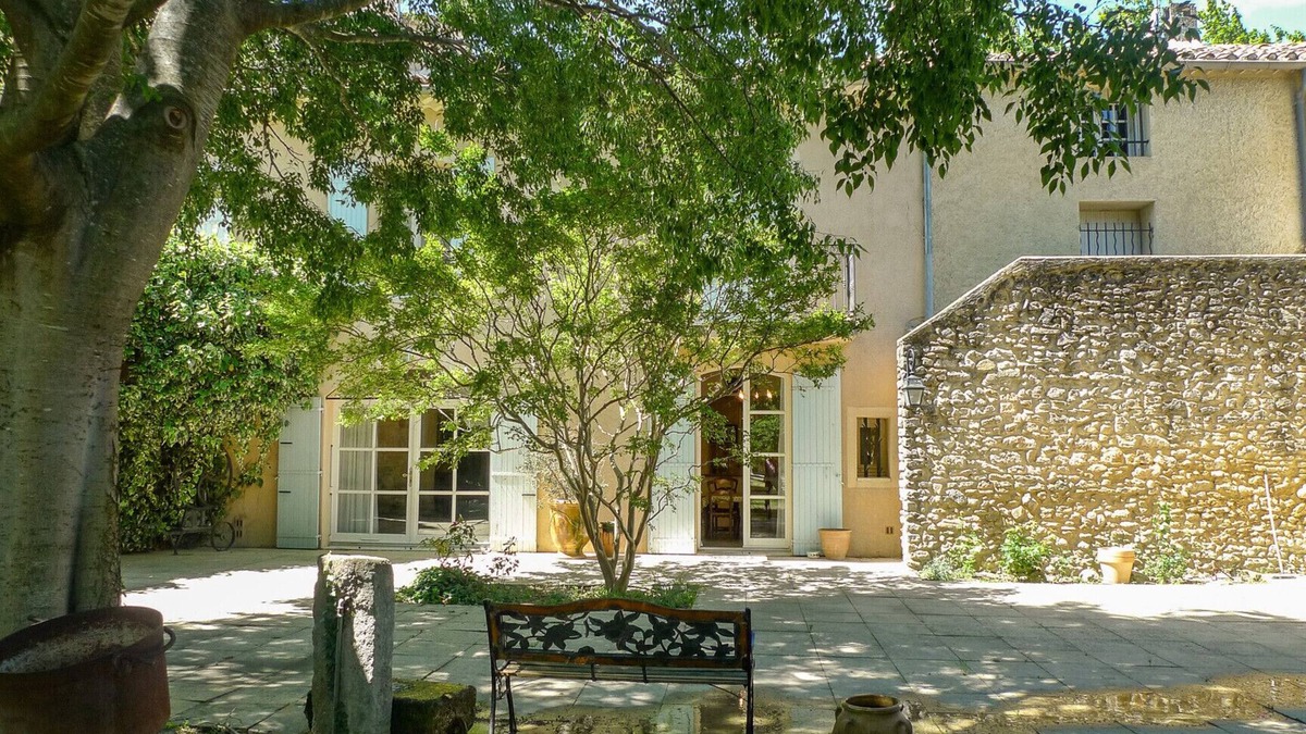 Sainte-Cecile-les-Vignes Ski Chalet | Village house with garden and swimming pool in Provence