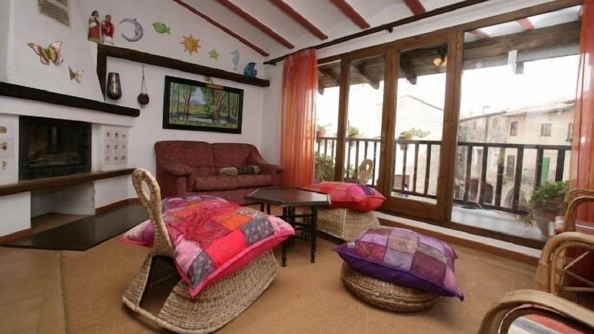 Santa Pau Cottage | Village apartment for 12-14 people, in the historic-medieval center