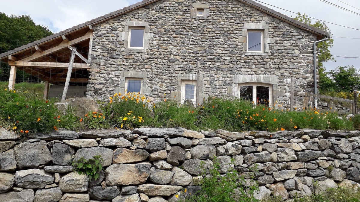 Saint-Julien-Chapteuil House | Village house Gîte de La Roche