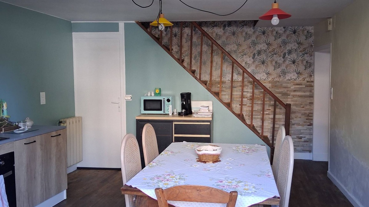 Saint-Saud-Lacoussiere House | Village house, enclosed courtyard.