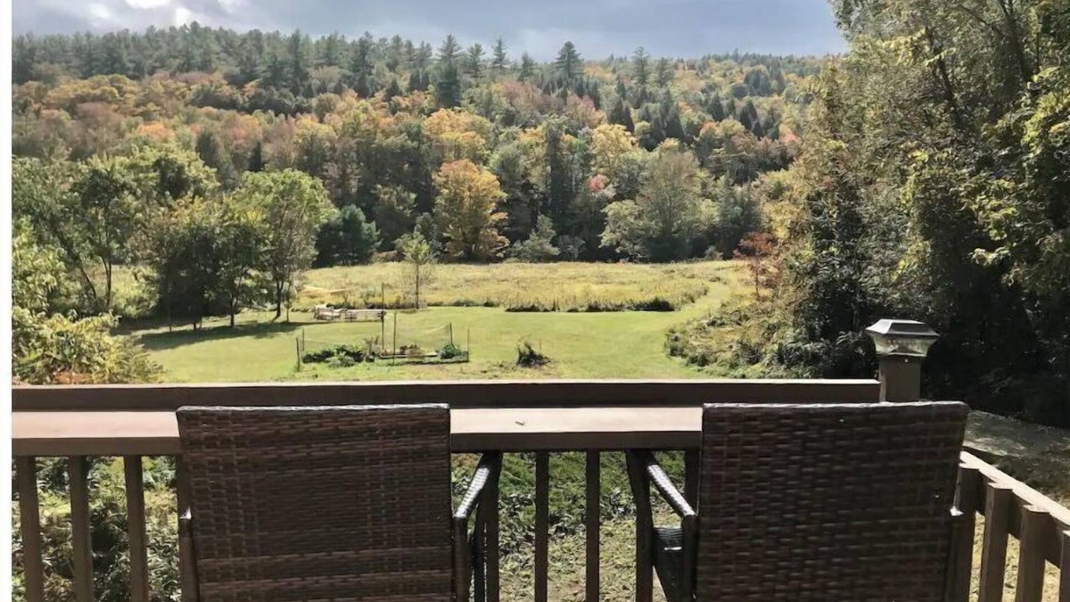 Cavendish House | Village Home with 15 acre backyard on the river
